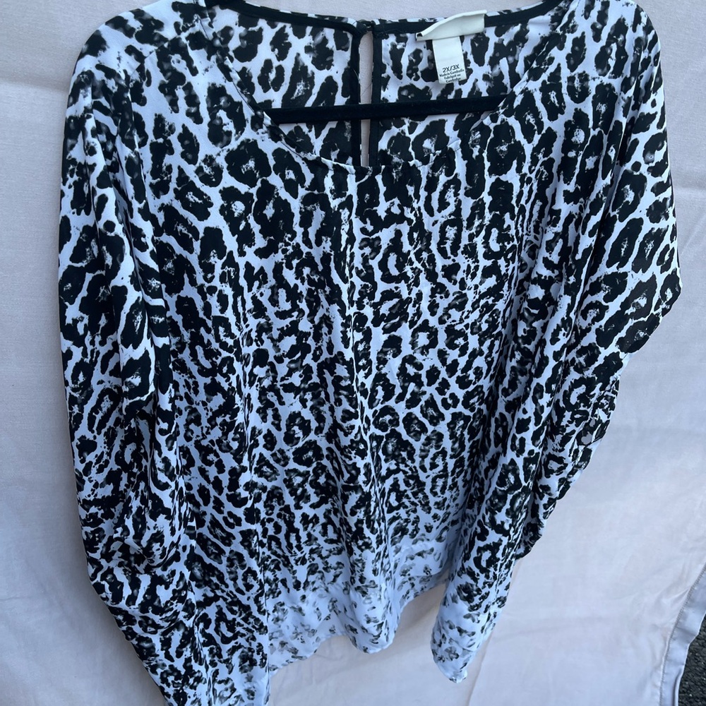 Ava & Viv Black and White Graphic 3/4 Sleeve Blouse